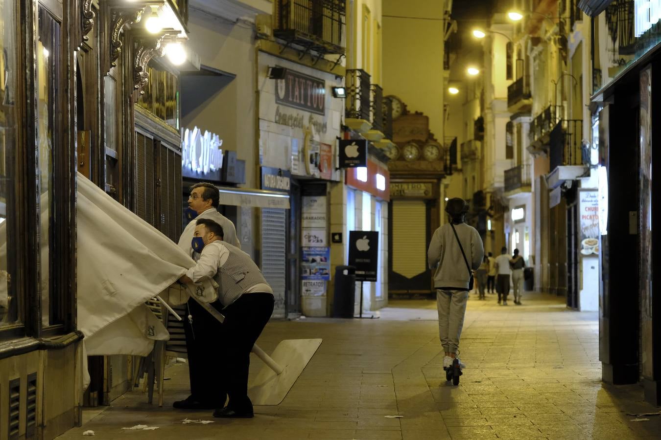 Ambiente en el Centro de Sevilla con el fin del toque de queda