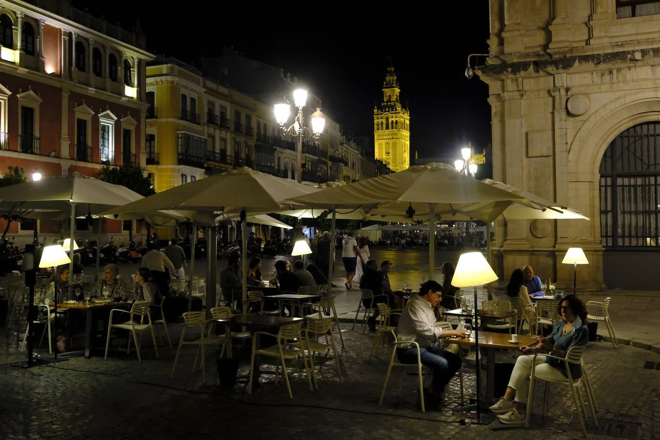 Ambiente en el Centro de Sevilla con el fin del toque de queda