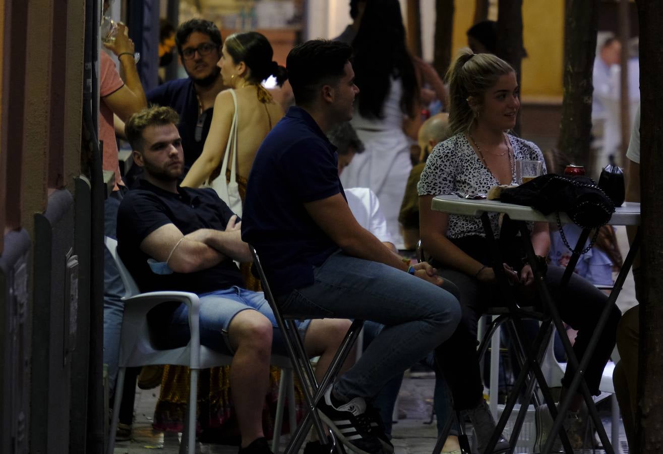 Ambiente en el Centro de Sevilla con el fin del toque de queda