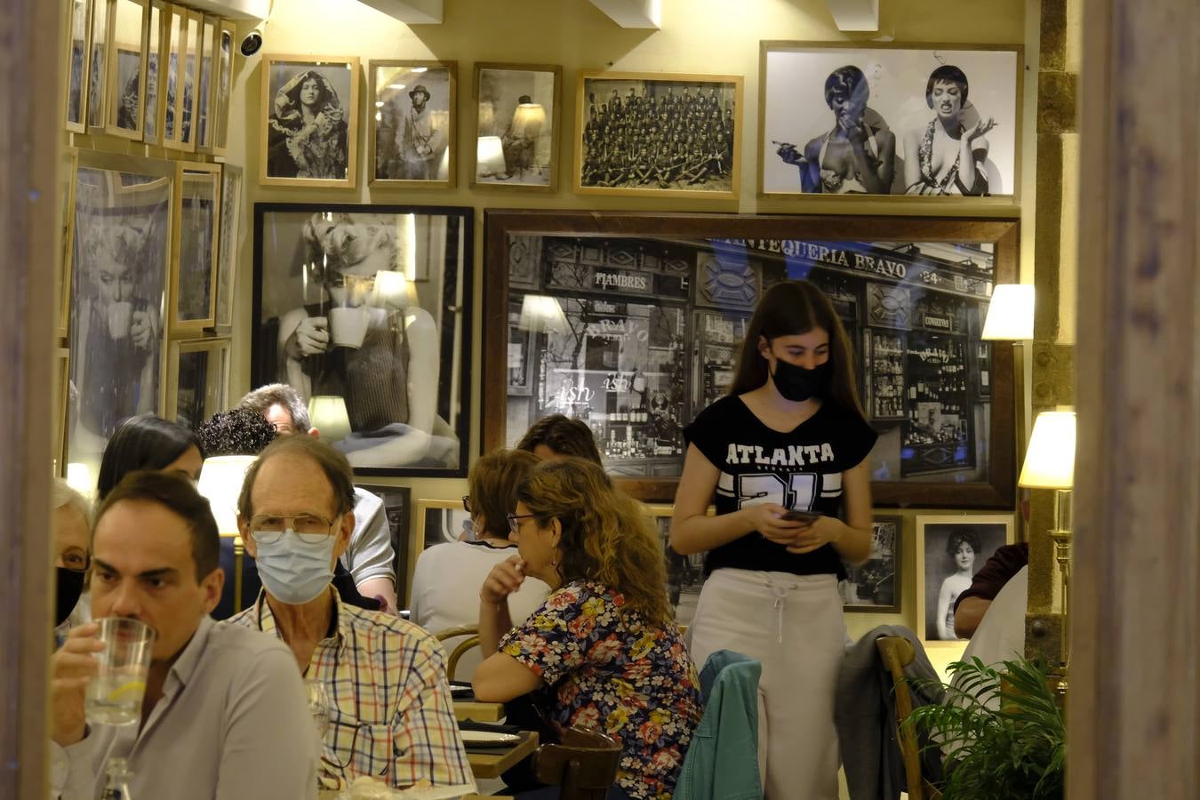 Ambiente en el Centro de Sevilla con el fin del toque de queda