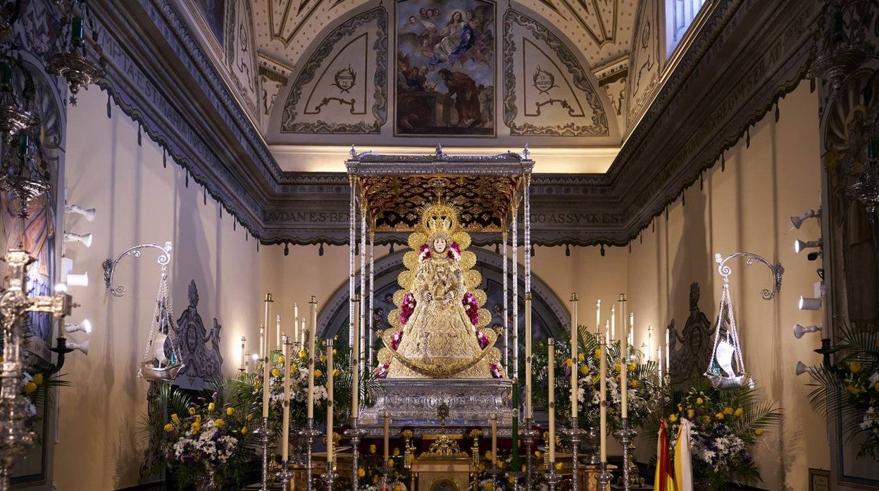 En imágenes: la Virgen del Rocío amanece en su paso