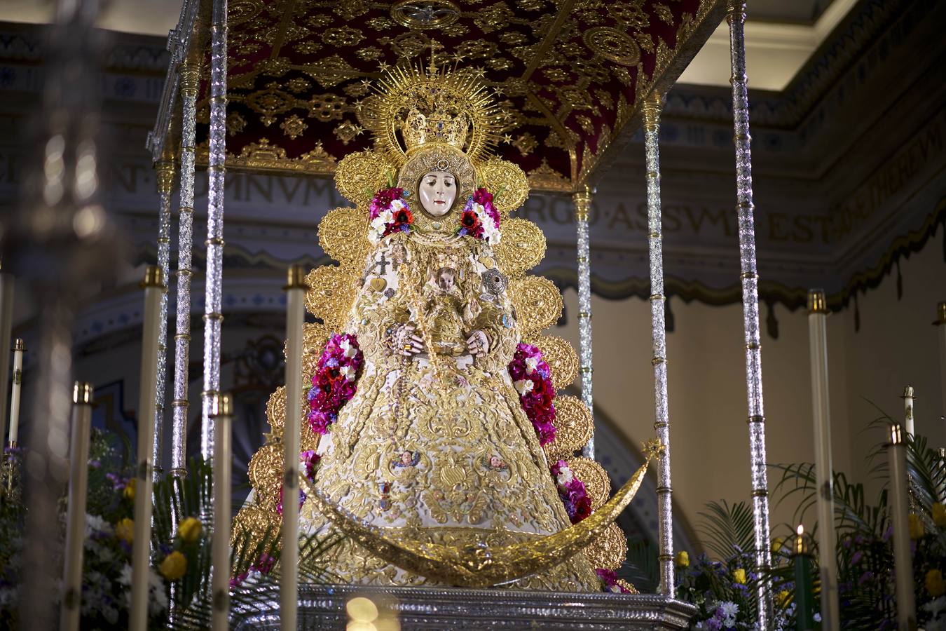 La Virgen del Rocío entronizada en su paso