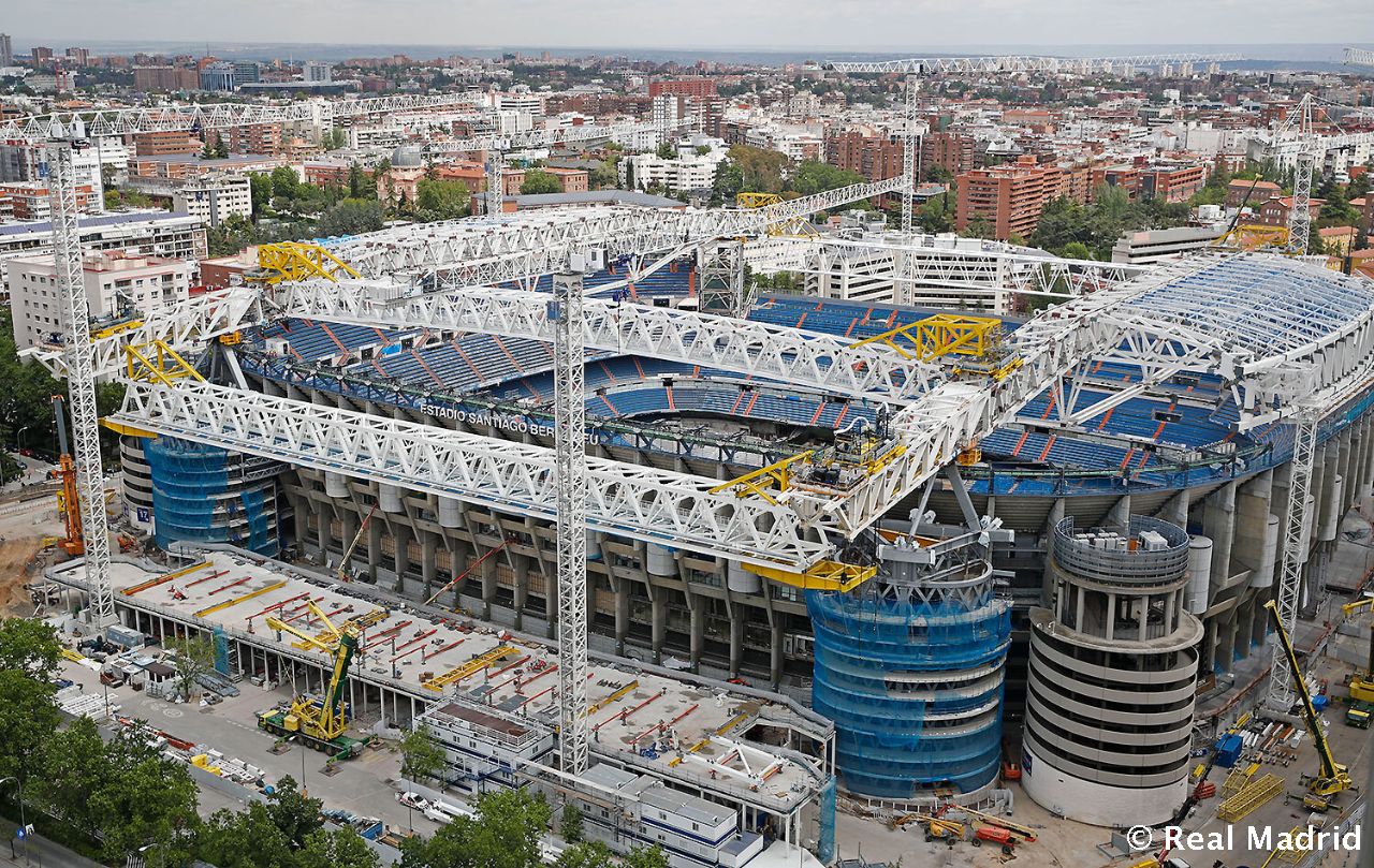 Las obras del nuevo Santiago Bernabéu, desde el aire y a pie de campo