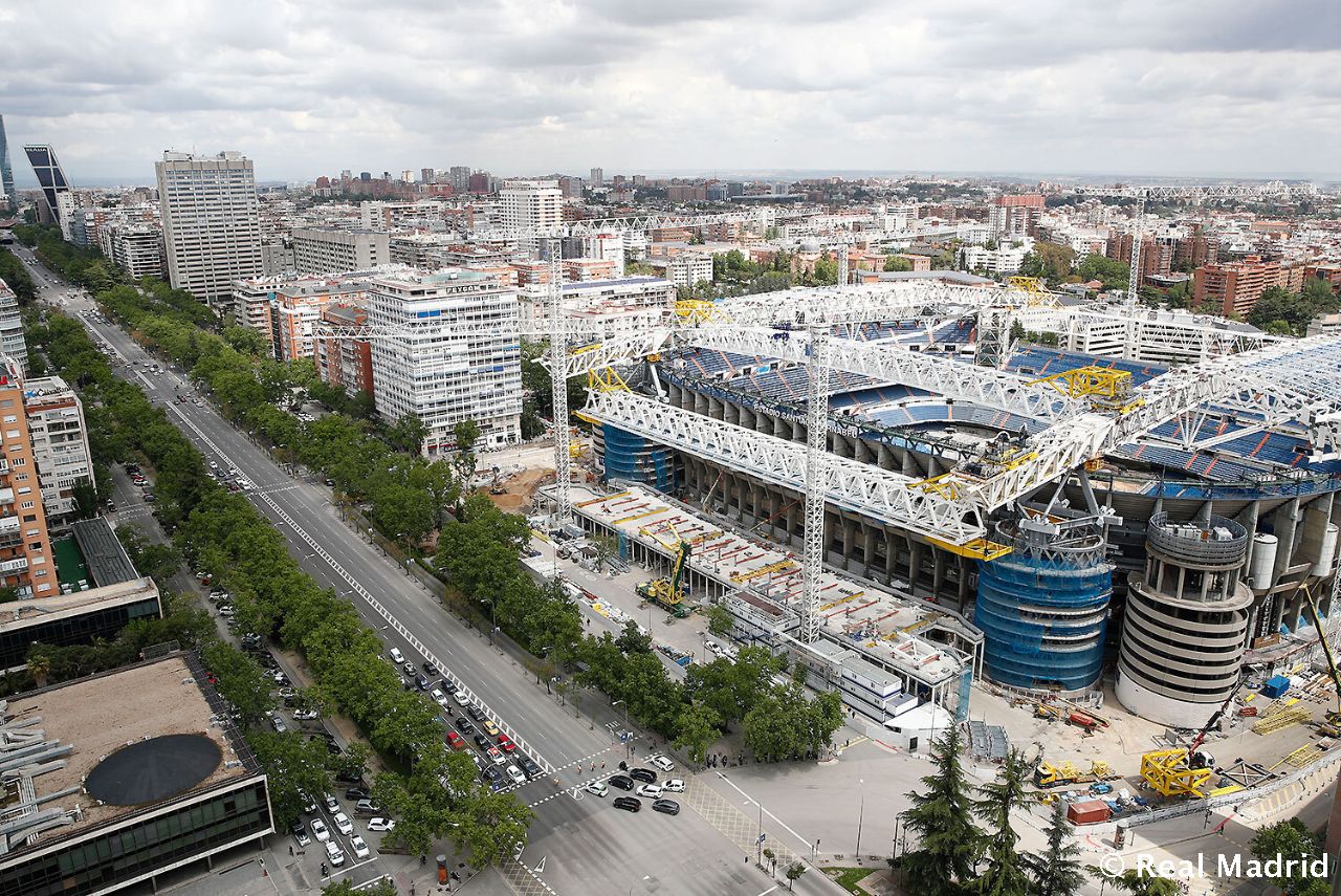 Las obras del nuevo Santiago Bernabéu, desde el aire y a pie de campo