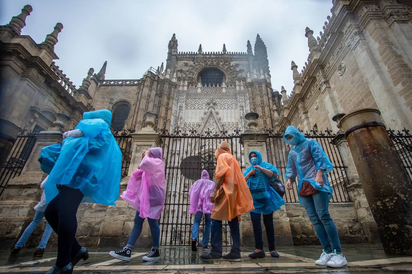 Varios turistas pasean por el Centro de Sevilla