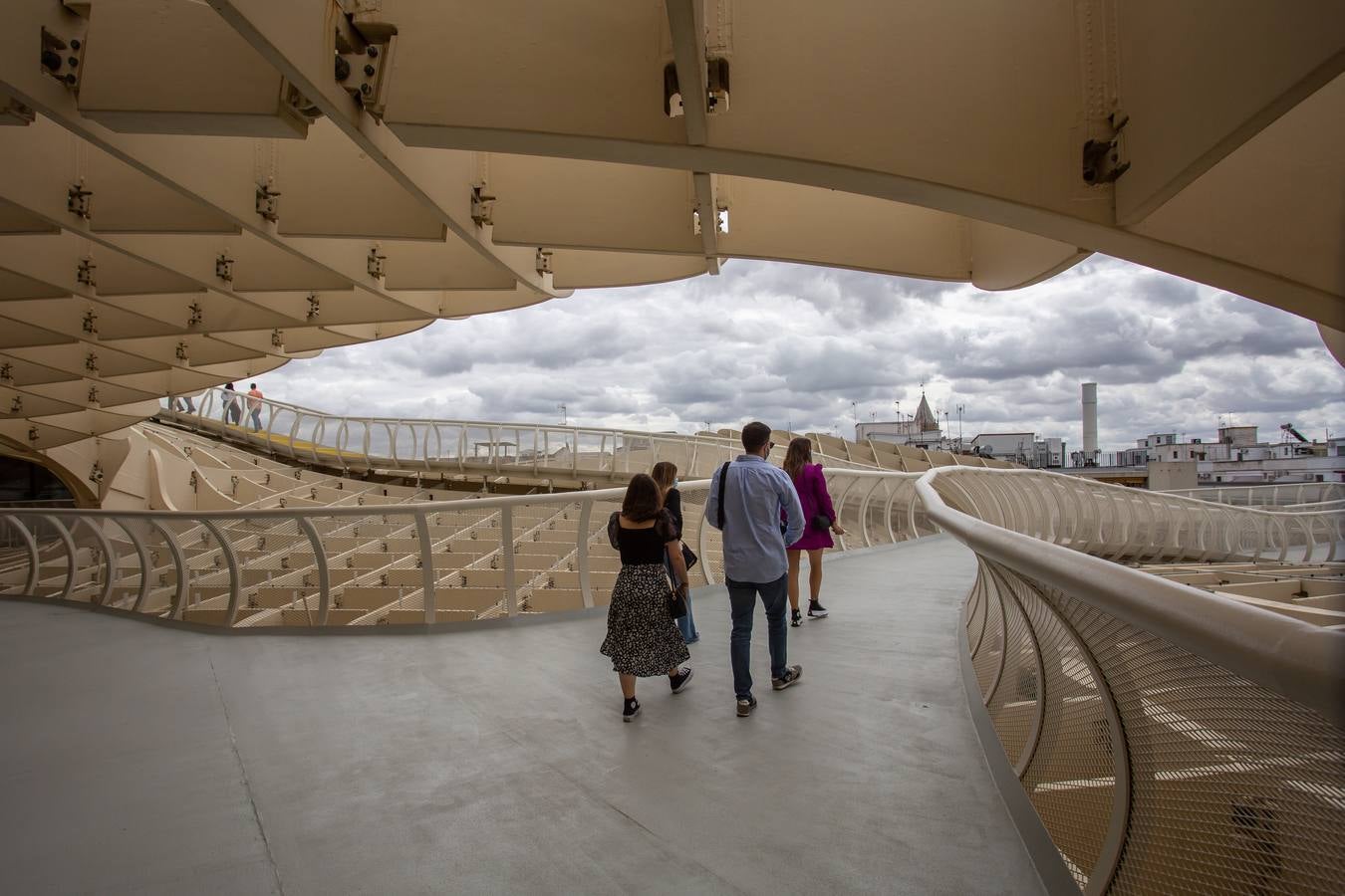 Varios turistas pasean por el Centro de Sevilla