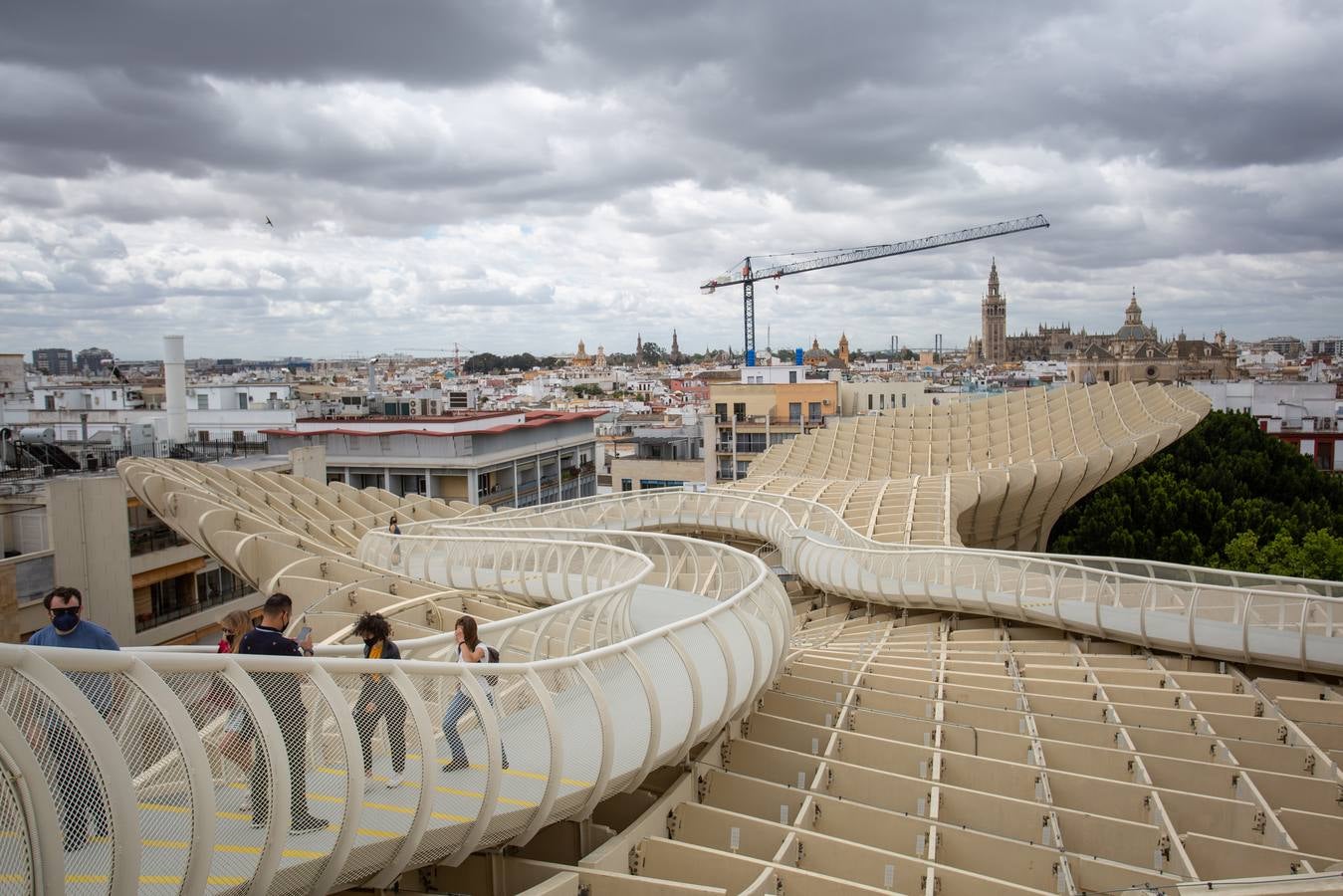 Varios turistas pasean por el Centro de Sevilla