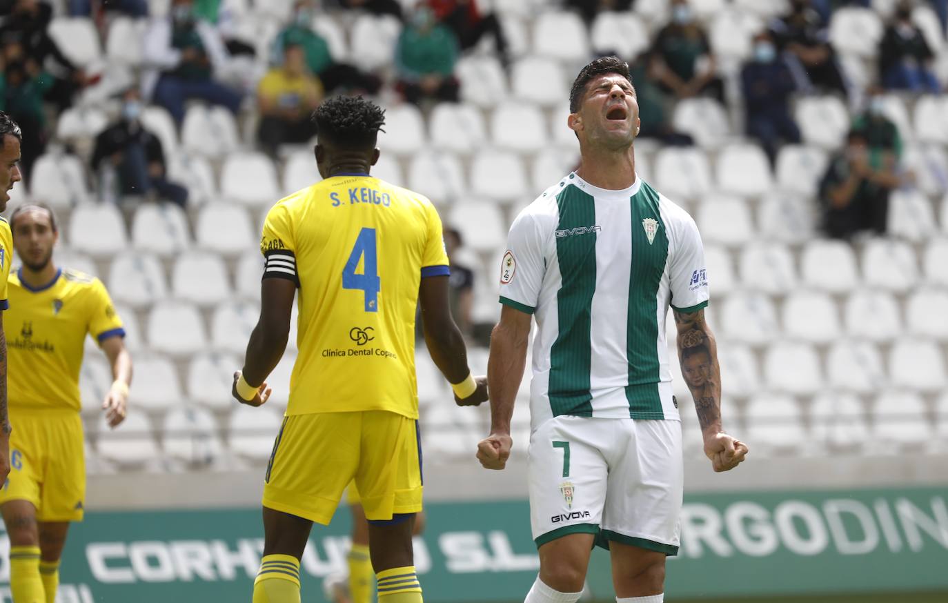 Las mejores imágenes del drama del descenso en el Córdoba CF - Cádiz B