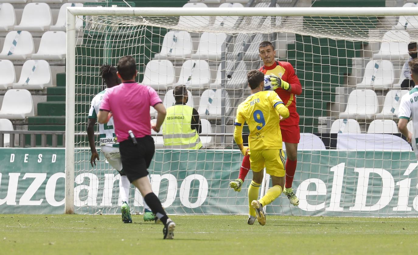 Las mejores imágenes del drama del descenso en el Córdoba CF - Cádiz B