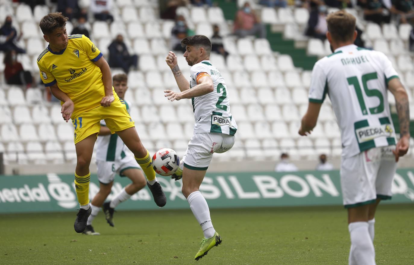 Las mejores imágenes del drama del descenso en el Córdoba CF - Cádiz B