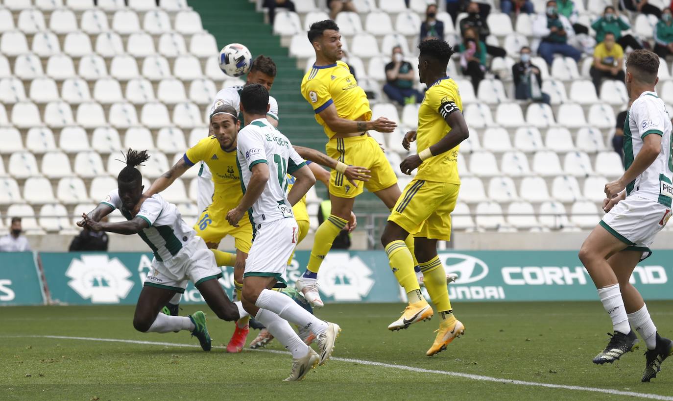 Las mejores imágenes del drama del descenso en el Córdoba CF - Cádiz B