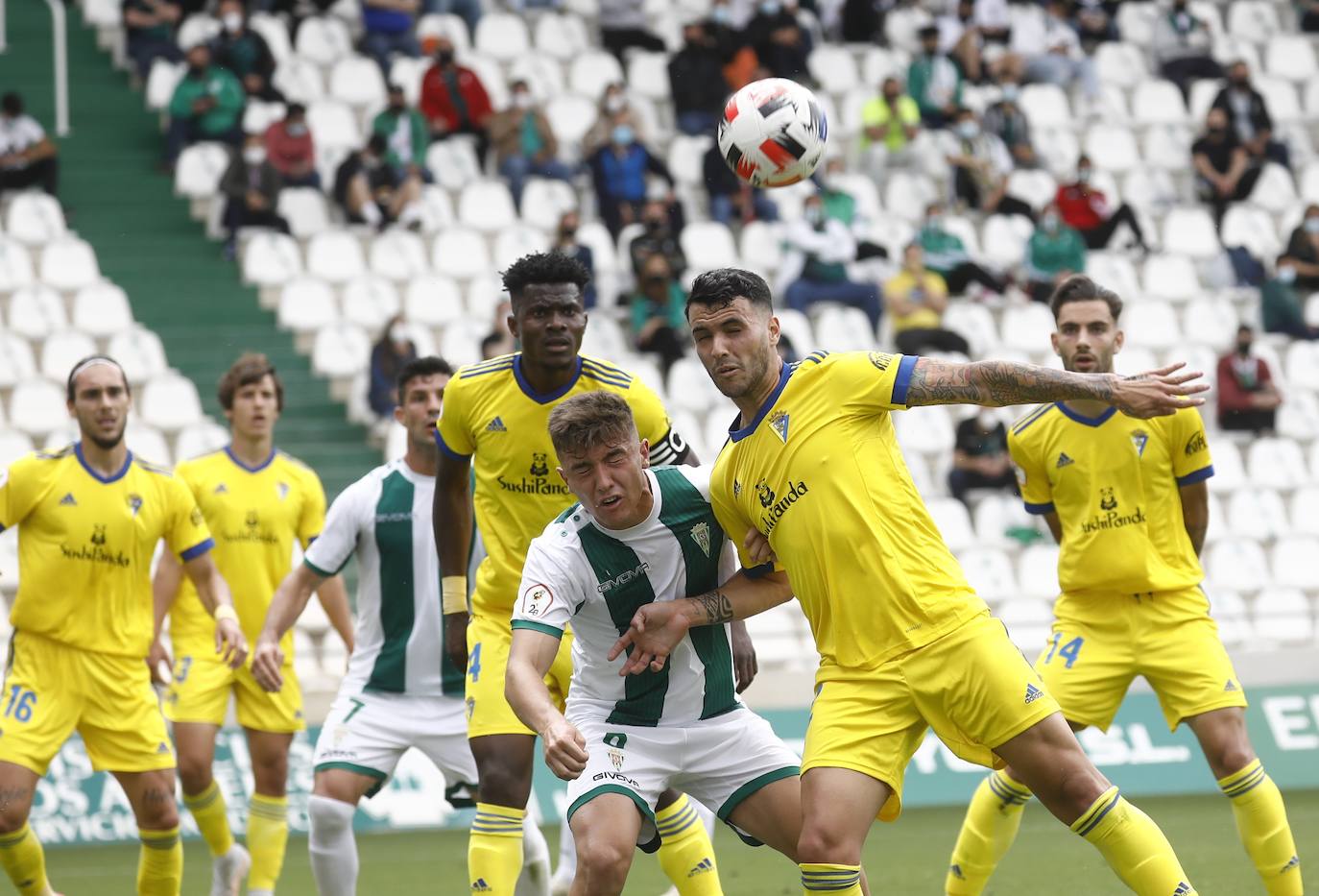 Las mejores imágenes del drama del descenso en el Córdoba CF - Cádiz B