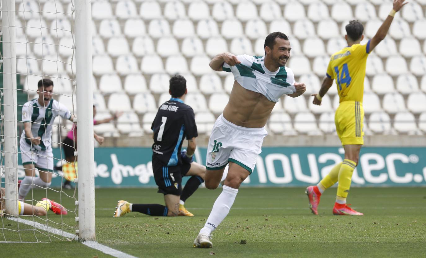 Las mejores imágenes del drama del descenso en el Córdoba CF - Cádiz B