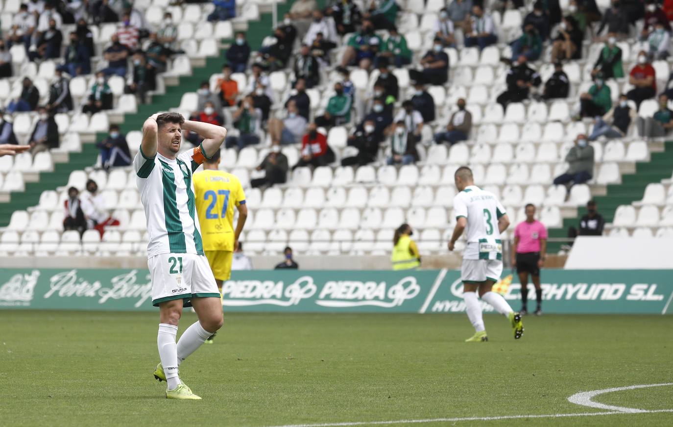 Las mejores imágenes del drama del descenso en el Córdoba CF - Cádiz B