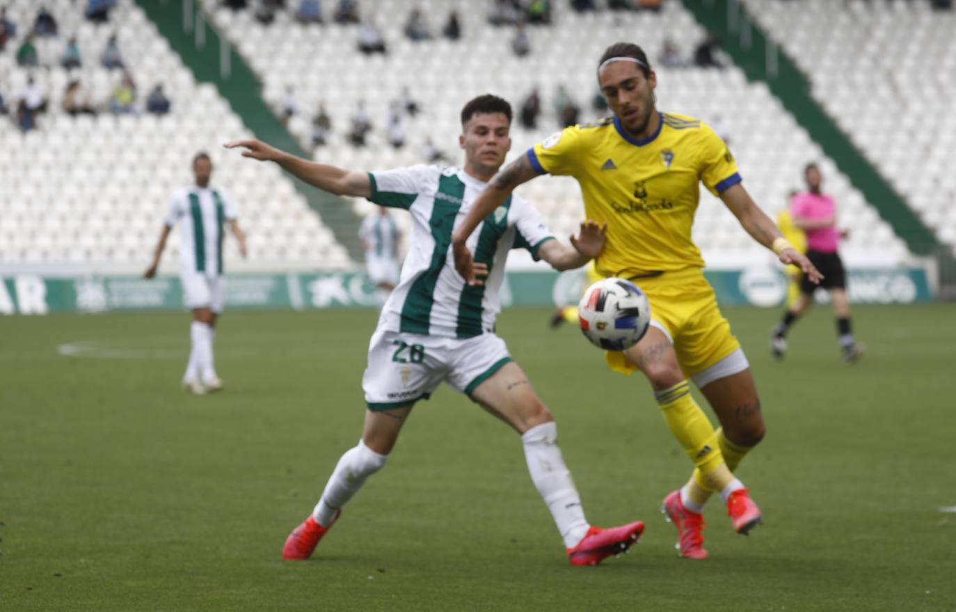 Las mejores imágenes del drama del descenso en el Córdoba CF - Cádiz B