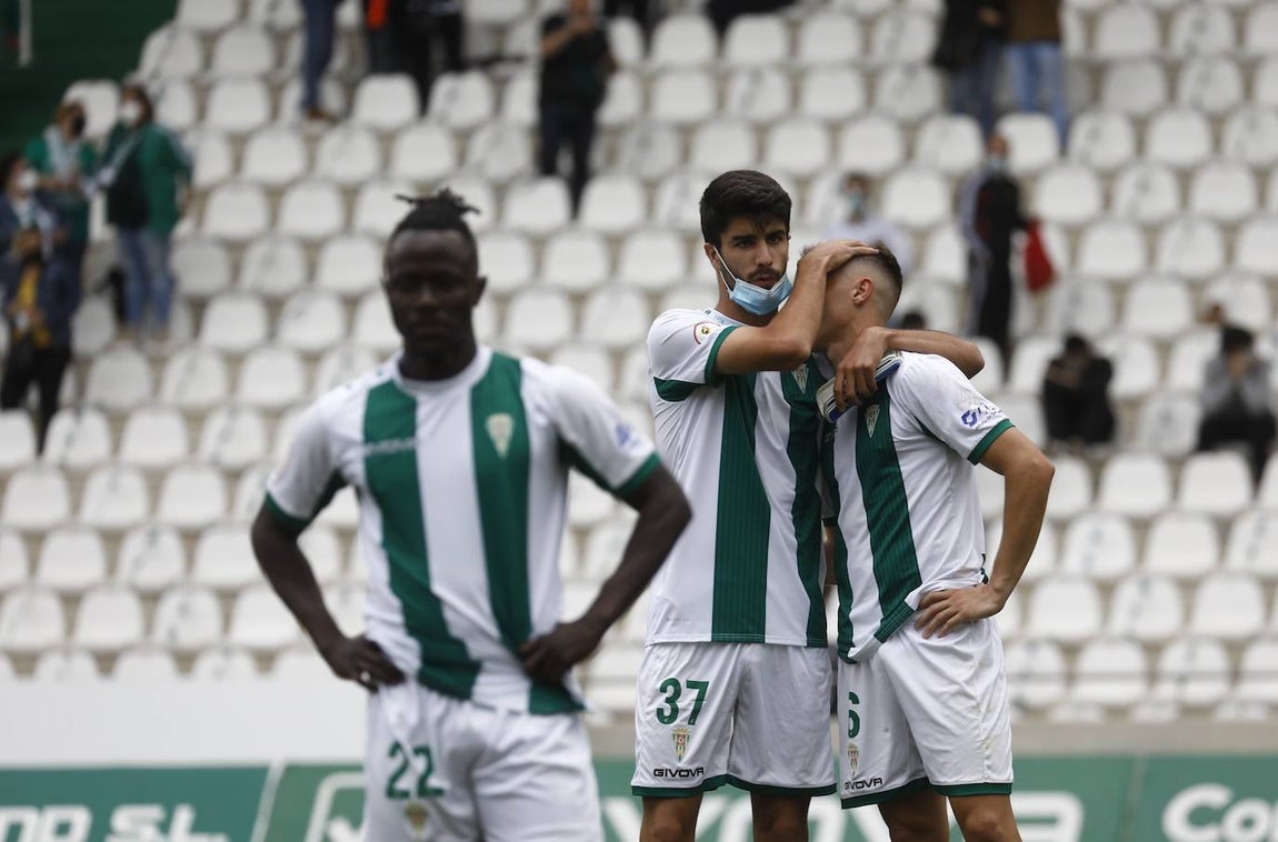 Las mejores imágenes del drama del descenso en el Córdoba CF - Cádiz B