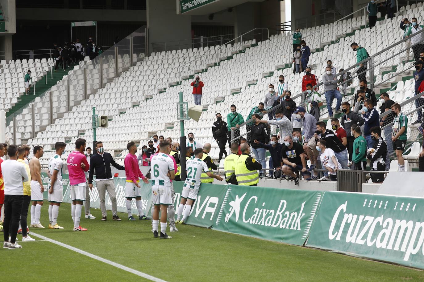 Las mejores imágenes del drama del descenso en el Córdoba CF - Cádiz B