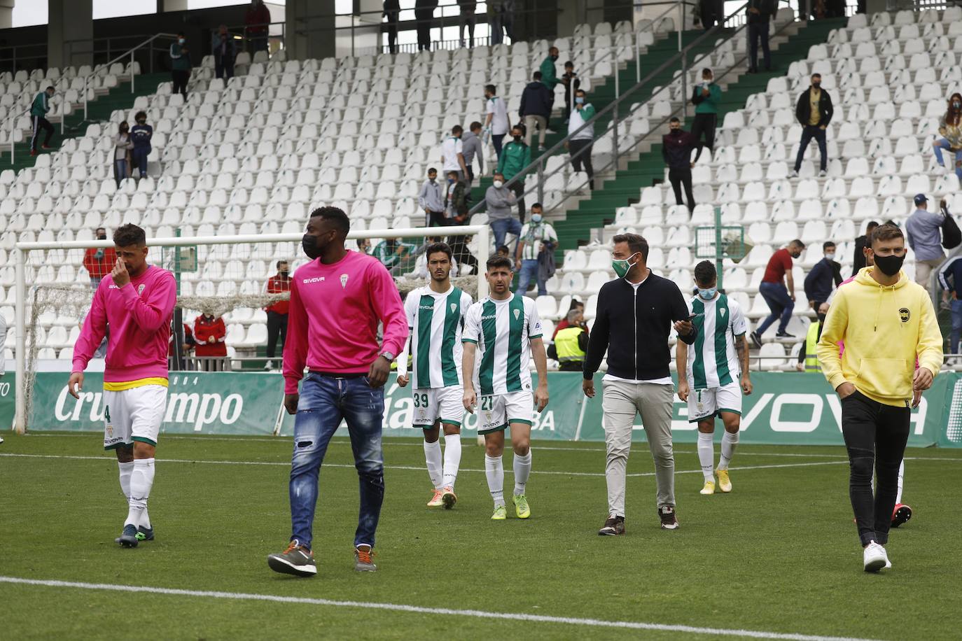 Las mejores imágenes del drama del descenso en el Córdoba CF - Cádiz B