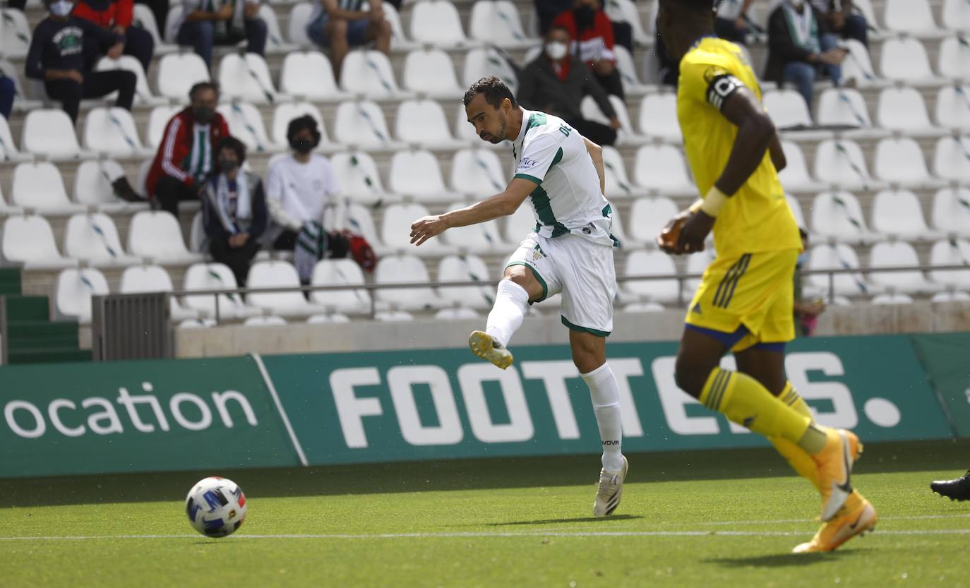 Las mejores imágenes del drama del descenso en el Córdoba CF - Cádiz B