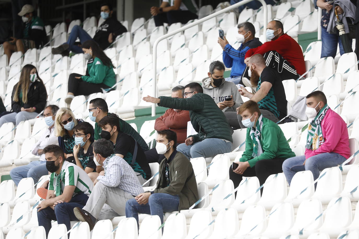 El ambiente en El Arcángel en el Córdoba CF - Cádiz B, en imágenes