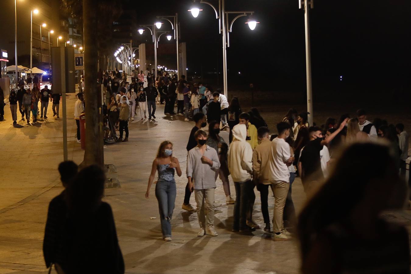 Fotos: Ambiente en la noche del fin del Estado de Alarma en Cádiz