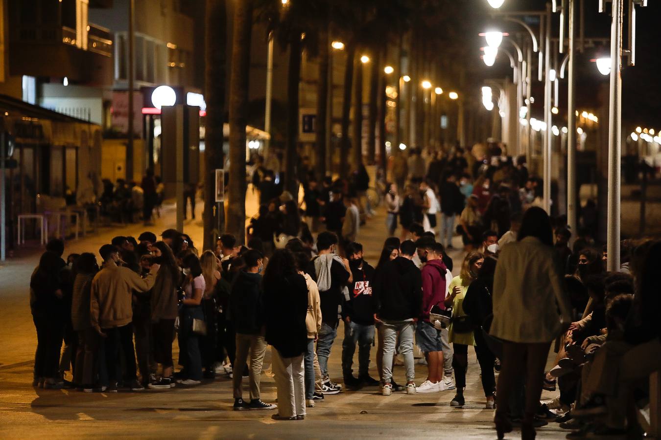 Fotos: Ambiente en la noche del fin del Estado de Alarma en Cádiz