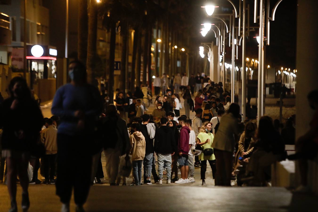 Fotos: Ambiente en la noche del fin del Estado de Alarma en Cádiz