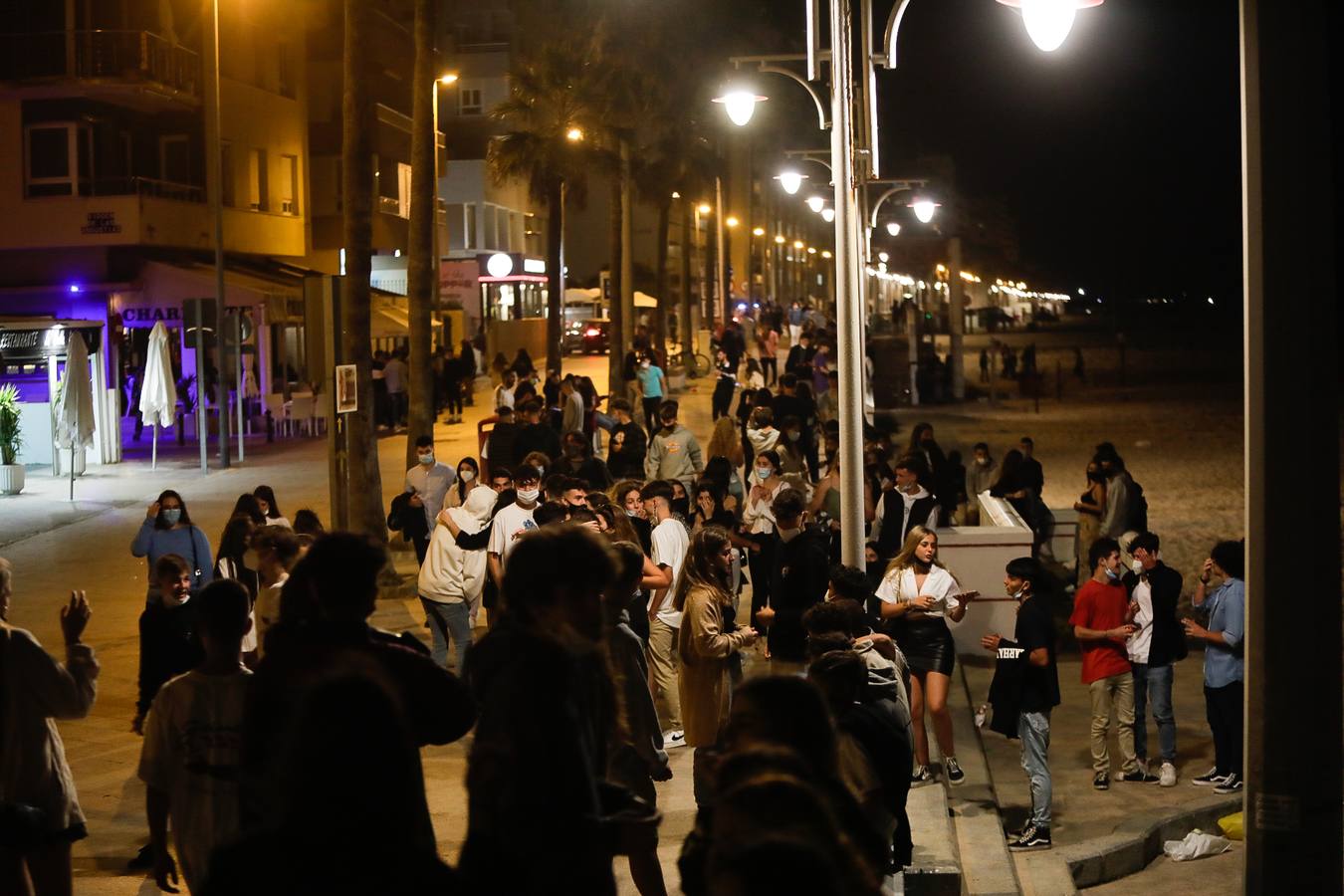 Fotos: Ambiente en la noche del fin del Estado de Alarma en Cádiz