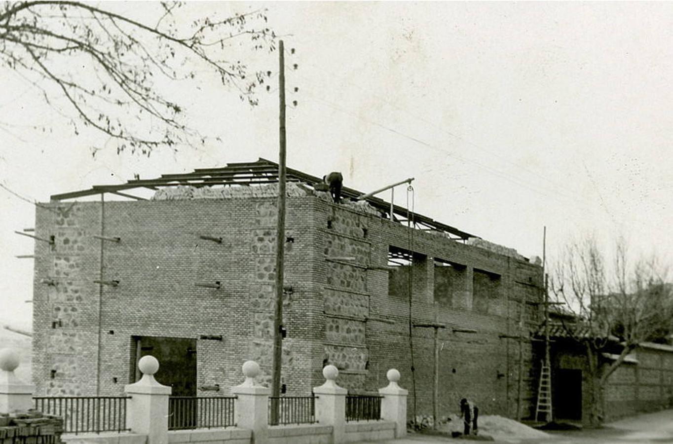 Construcción del Tallerón en el paseo de los Precipicios, actualmente, plaza de Victorio Macho. Archivo Municipal de Toledo. Col. Martínez Herranz. 
