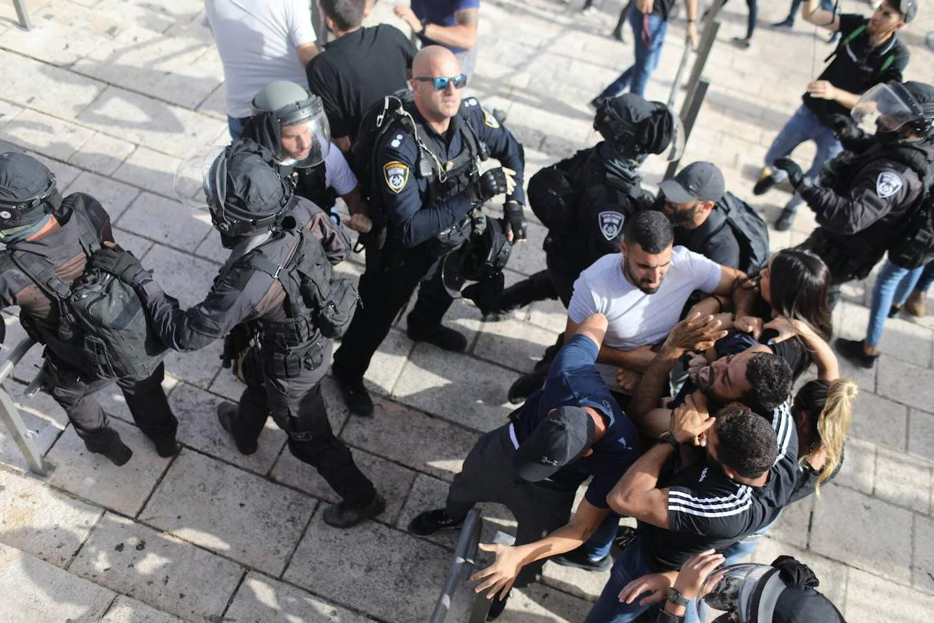 El Gobierno palestino ha señalado este lunes que las autoridades palestinas «examinan todas las opciones» ante los últimos incidentes en Jerusalén, después de que cerca de 280 palestinos hayan resultado heridos en los últimos enfrentamientos con la Policía de Israel en la Explanada de las Mezquitas. 