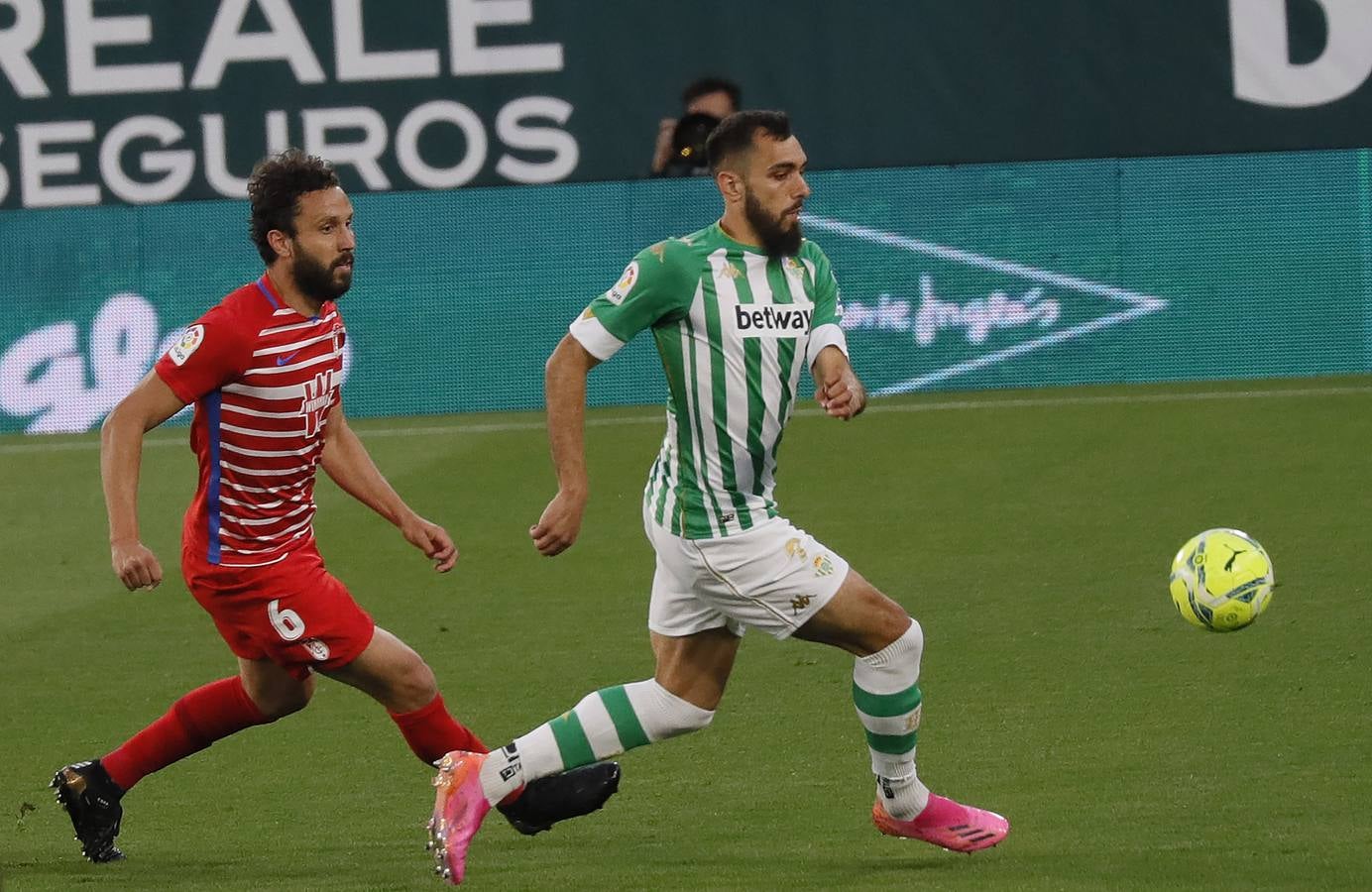 Victoria del Betis sobre el Granada (2-1)