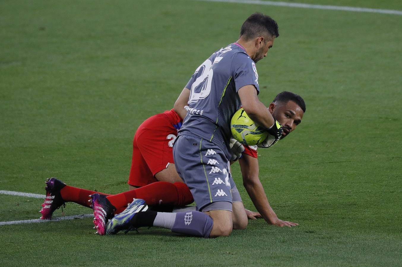 Victoria del Betis sobre el Granada (2-1)