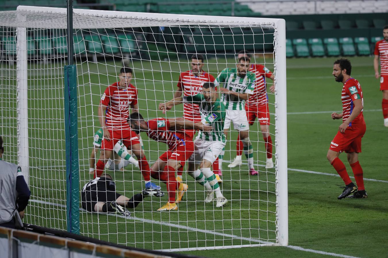 Victoria del Betis sobre el Granada (2-1)