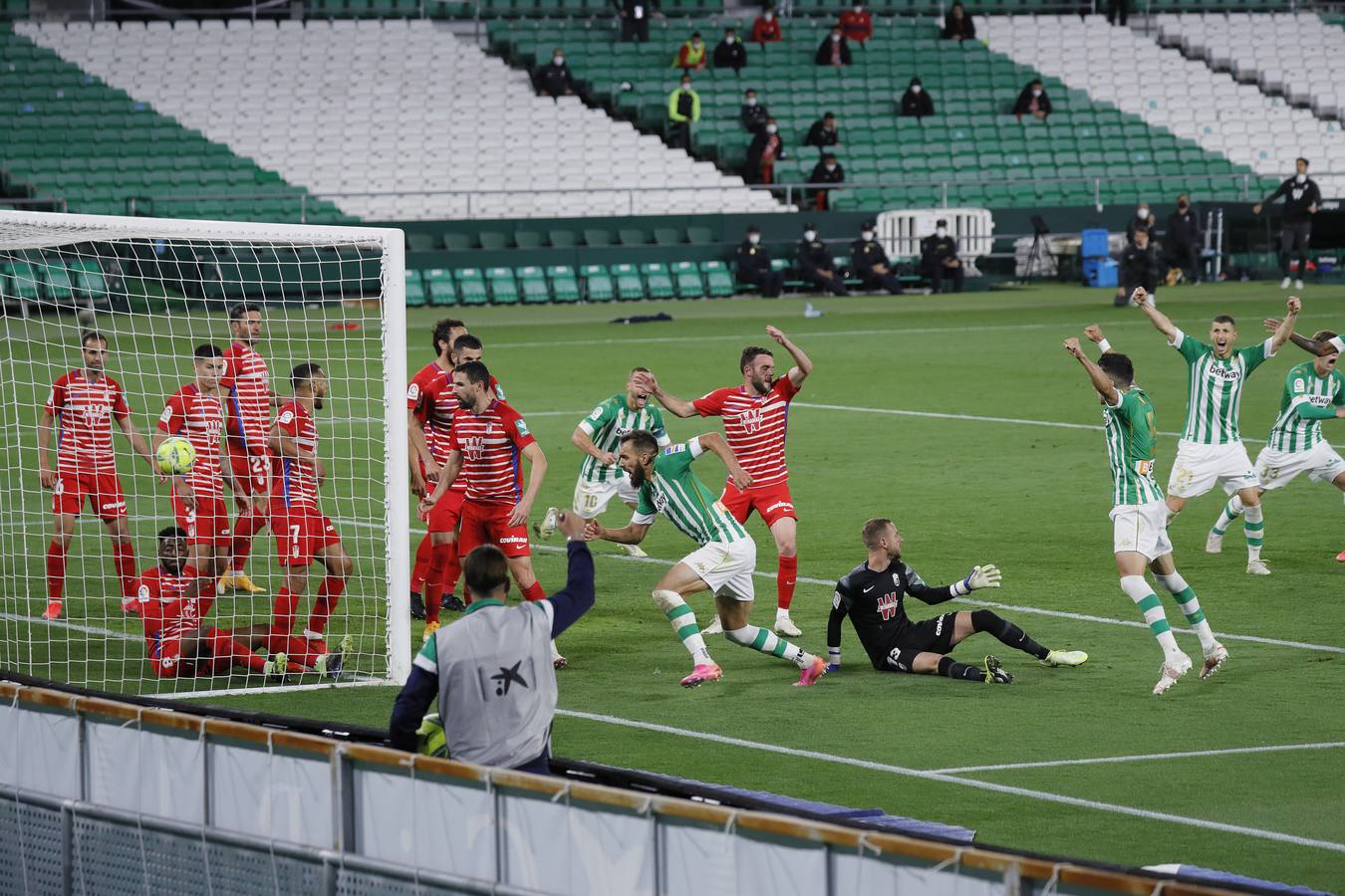 Victoria del Betis sobre el Granada (2-1)