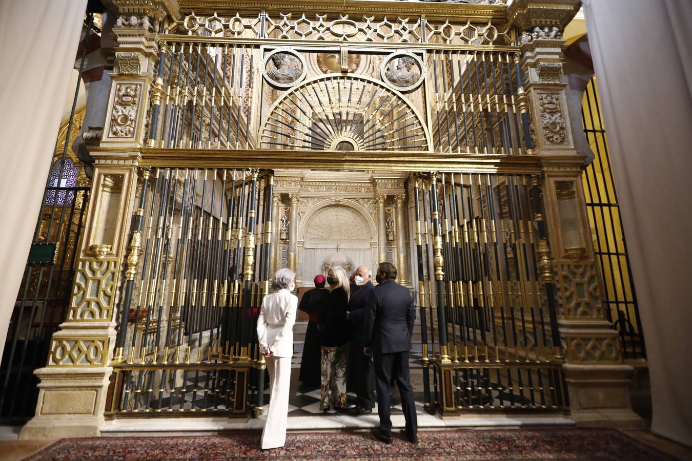 La visita del Nuncio del Papa y Juanma Moreno a las obras del Palacio Episcopal de Córdoba, en imágenes