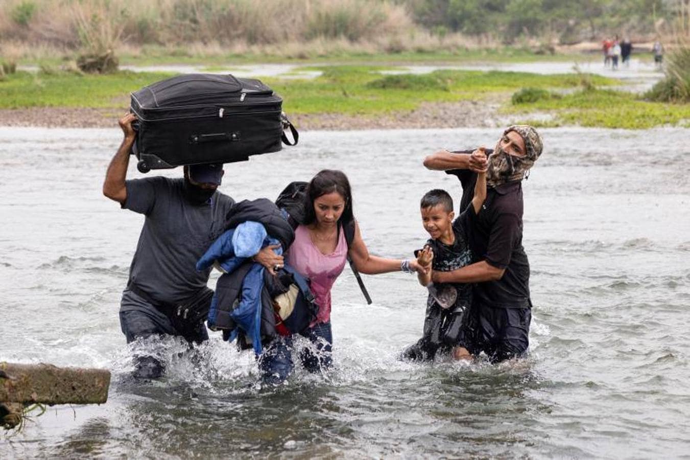 A punto de cruzar el río, un joven tiene que ayudar a una familia. 