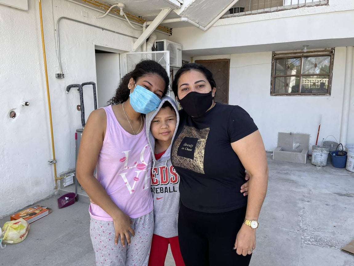 Sikiu Soteldo, de 43 años (a la derecha), con su hija y Lilisbeth León, de 25 años. 