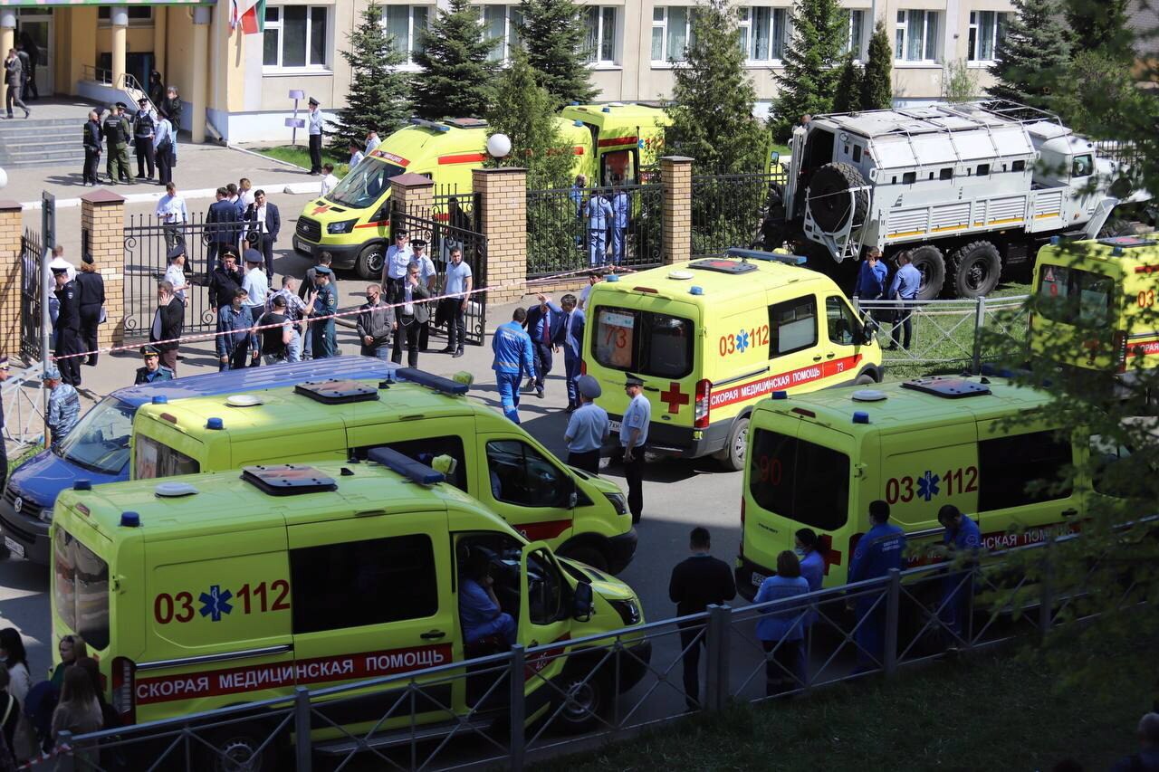 Ambulancias y coches de policía en la puerta del colegio número 175 de la ciudad rusa de Kazán donde se ha producido el tiroteo. Según la agencia rusa TASS, el número total de víctimas, entre los muertos y heridos, asciende a 32 personas. 