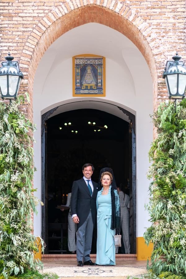 Ernesto de Novales junto a su madre, madrina de la boda. 