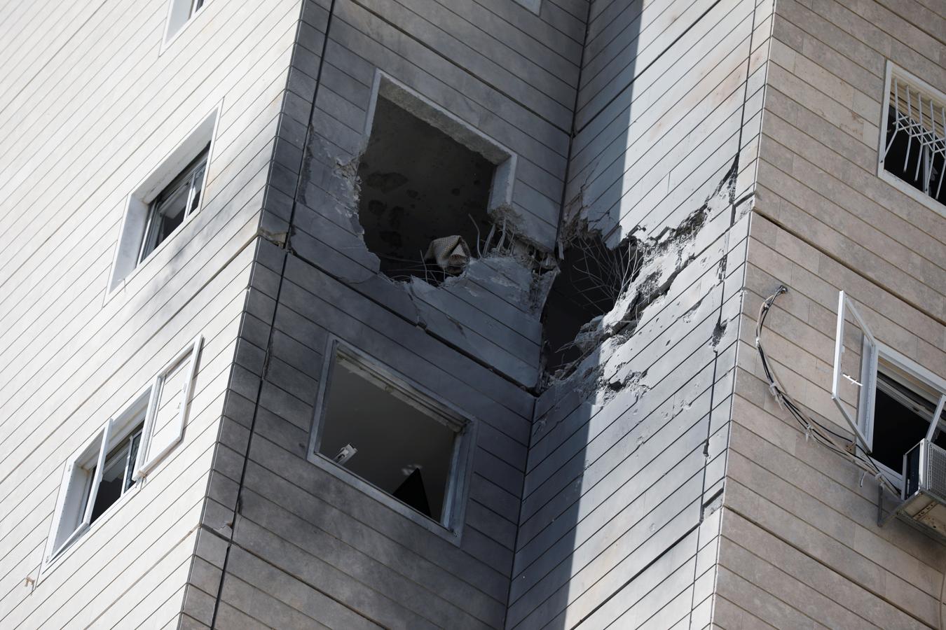 Impacto del cohete en un edificio en Ashkelon, al sur de Israel. 