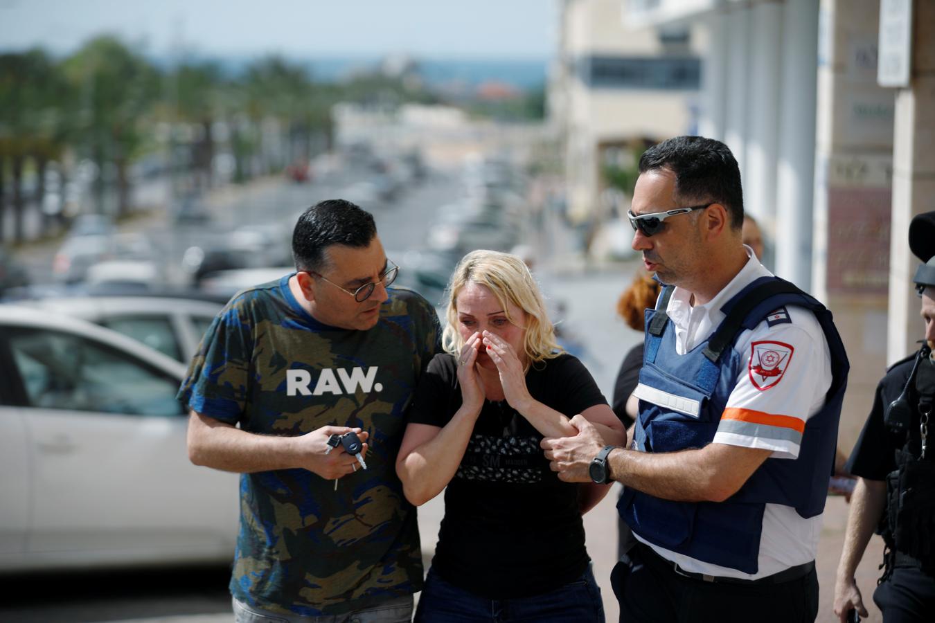 Reacción de una mujer tras el impacto del cohete lanzado desde Gaza. 