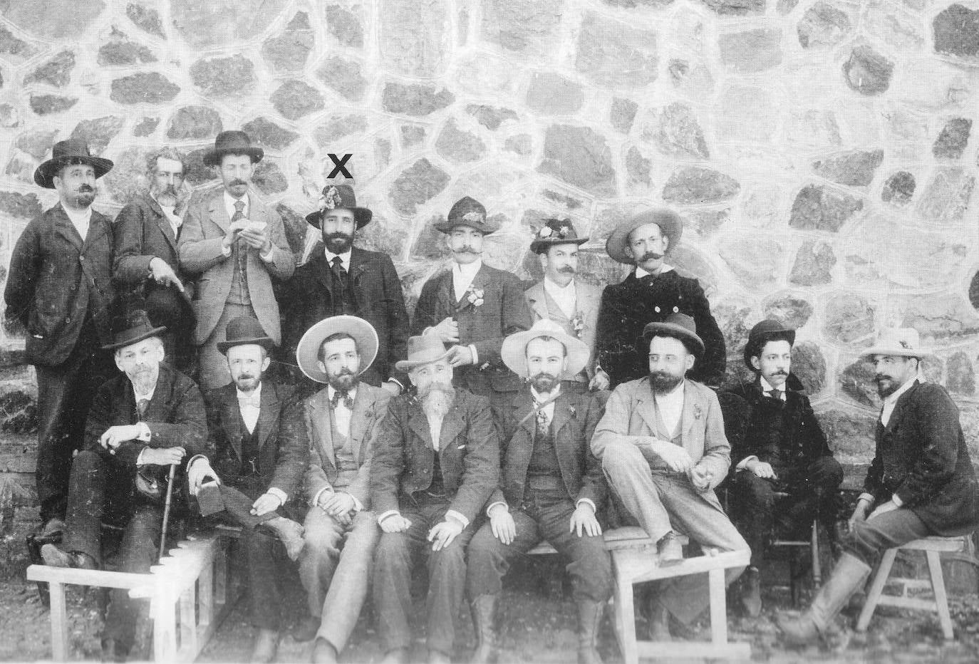 Enrique Solás (arriba, 2º izda.) en 1900 entre los participantes en la expedición científica a Hontanar. Fotografía de Lucas Fraile.. 