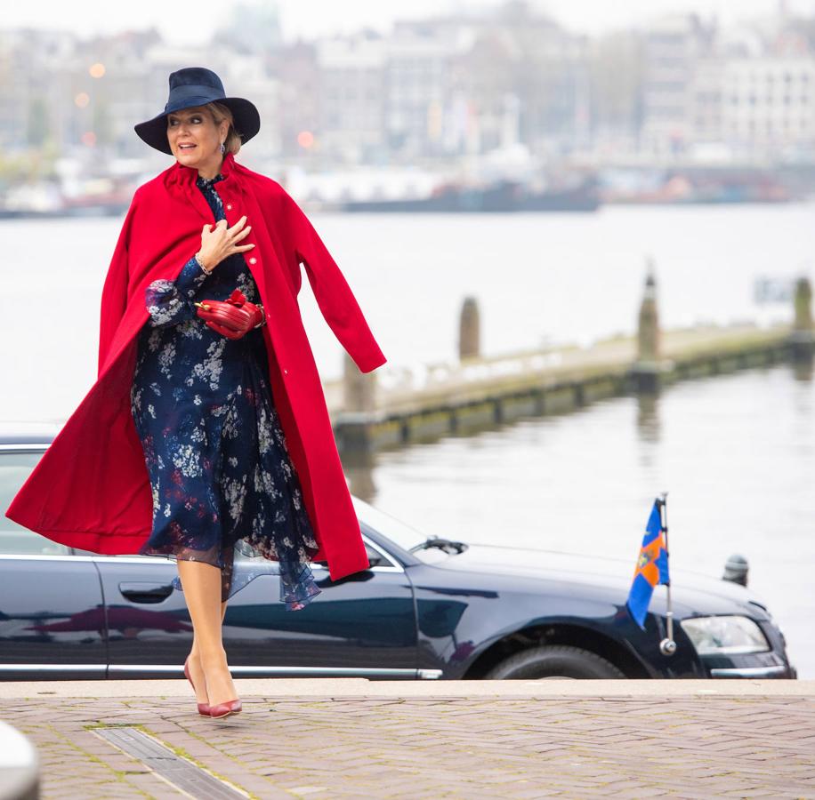 Abrigo, sombrero, guantes, vestido de flores, pendientes joya... A este look de la reina Máxima de Holanda sin duda no le faltaba detalle. En esta ocasión para asistir a la inauguración de 'Humania', una exposición en el Museo de Ciencias de Ámsterdam en 2019