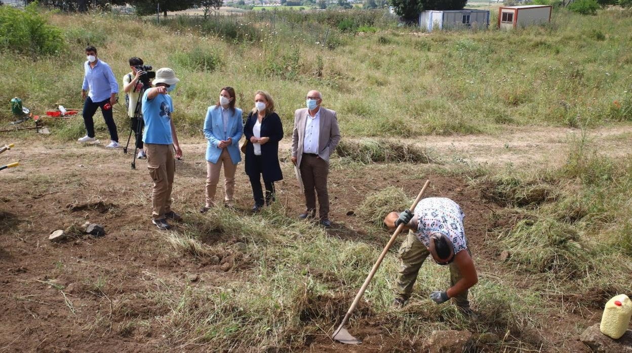 La excavación para delimitar la Plaza de Armas de Medina Azahara, en imágenes