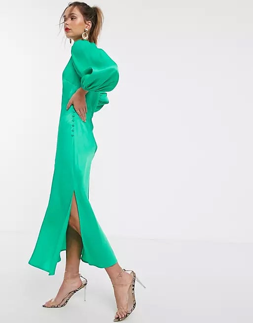 Vestido midi de satén con cuello desbocado y mangas abullonadas de Asos (47,99€). 