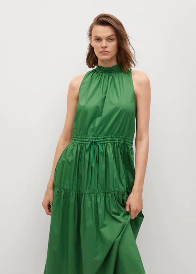 Vestido con volantes en color verde de Mango (39,99€). 