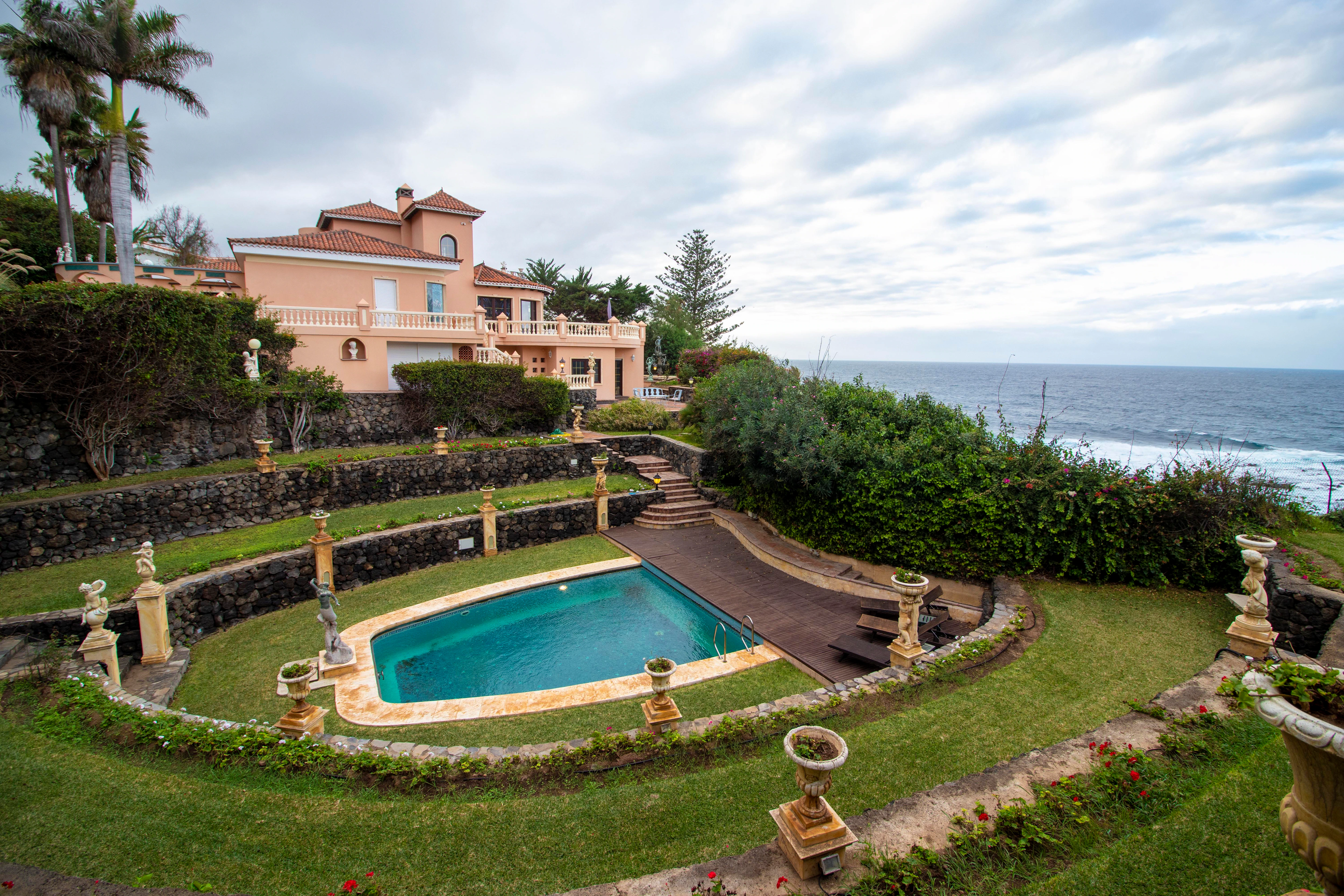 El palacete más lujoso de Tenerife busca dueño. Esta villa de lujo de estilo Mediterráneo se encuentra situada en la costa de Los Realejos, en Tenerife. Una propiedad de 365m2 situada en una parcela de 1038m2 que se vende por 3.800.000€.
