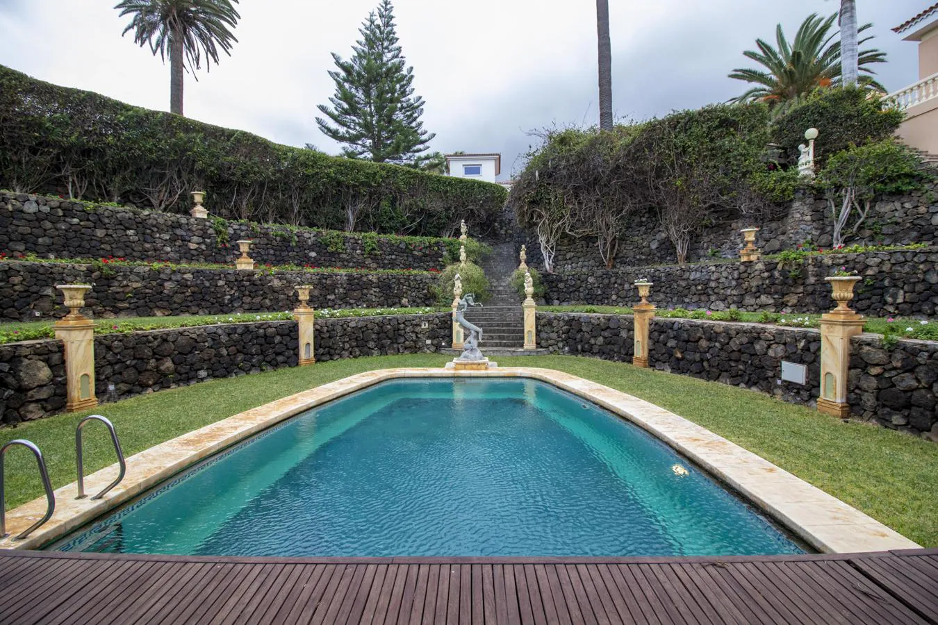 El palacete más lujoso de Tenerife busca dueño. El jardín está pensado para poder pasar horas y horas en él cómodamente. Posee varios cenadores, barbacoa y como no podía ser menos tiene una majestuosa piscina XXL rodeada de una frondosa vegetación.
