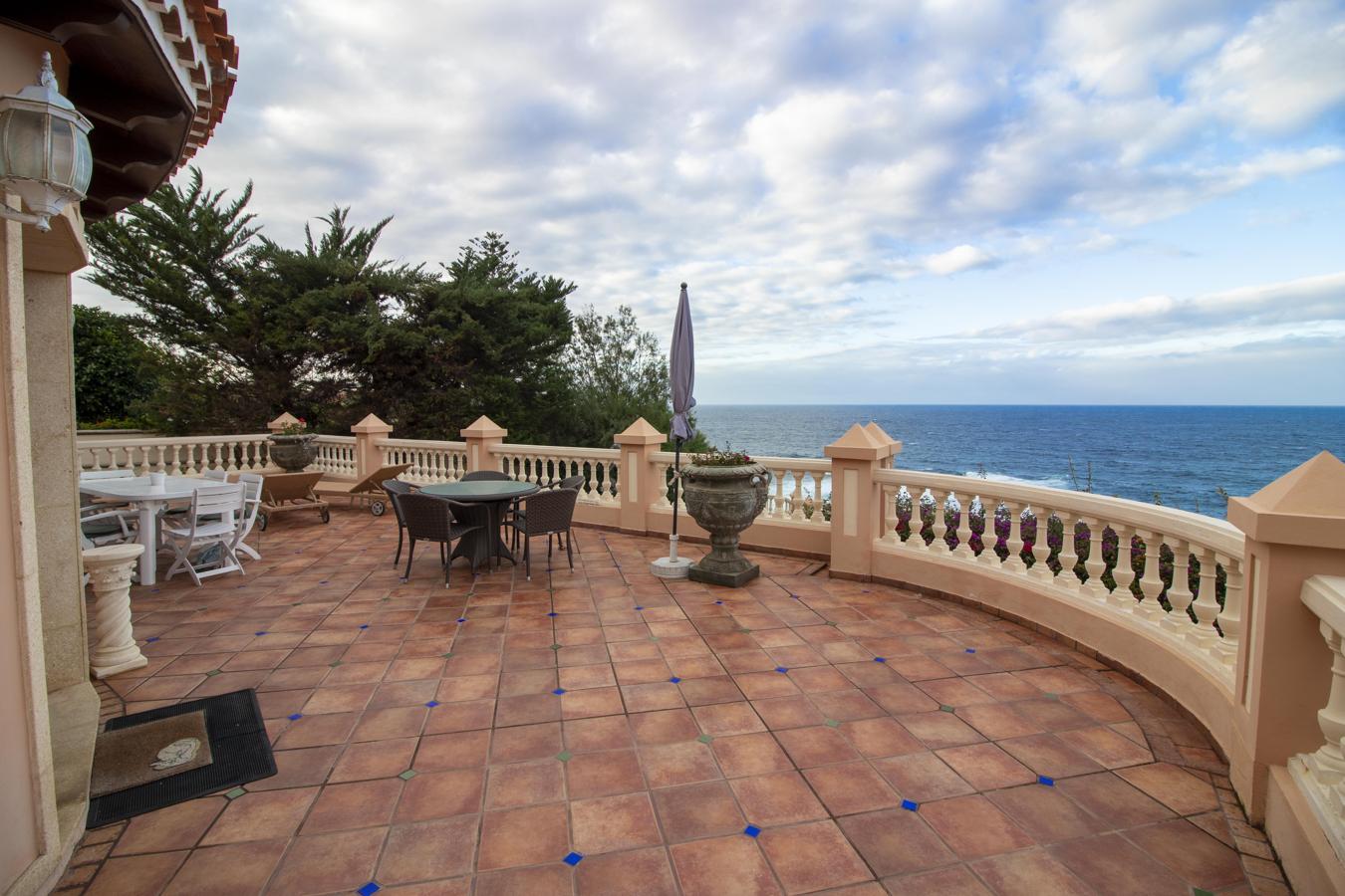 El palacete más lujoso de Tenerife busca dueño. No todo el protagonismo se lo lleva el jardín ya que también hay varias terrazas de gran tamaño en donde poder disfrutar de las envidiables vistas.
