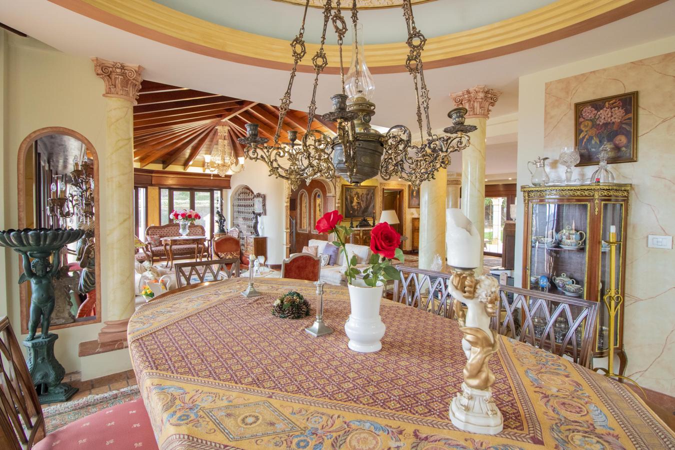 El palacete más lujoso de Tenerife busca dueño. En cuanto al interior, el espacio se reparte en 3 plantas con 5 habitaciones (3 en suite), 5 baños, 2 cocinas y diversos salones.